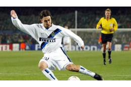 天才レコバ、中村俊輔も絶望させた「冷酷無二な股抜き」がこれ 画像