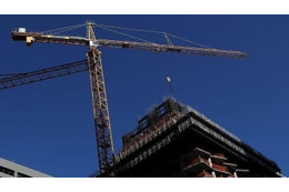 「ビルからクレーンで吊るされてリフティング」が超クレイジー 画像