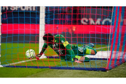 南雄太の伝説再現か…GK自らゴールに投げ込む「仰天オウンゴール」がこれ 画像