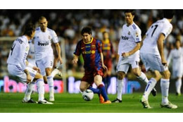 メッシ、ひとりでレアルをぶっ壊した「伝説の鬼ドリブル」がこれ 画像