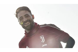 ユーヴェGK、セクシー彼女のボールを弾きまくる…ソファーで 画像