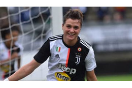 ユーヴェ女子FWの「ビールを入れたコップリフティング」が地味にすごい 画像