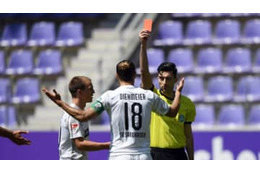 ドイツ、再開わずか4分で一発退場！酒井の元同僚「超不運男」がやらかす 画像