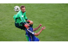 ノイアーの膝蹴りが…イグアイン、「因縁シーン」に不満ブチまけ 画像