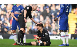 ファンと「社会的距離」保たずに写真撮影…チェルシーの2選手 画像