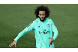 ネイマールも仰天！？マルセロは「裸足」でもこんなトラップができる 画像