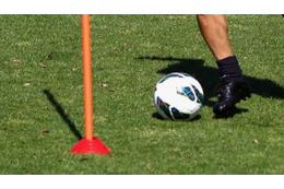 ムッキムキ腹筋の6歳天才少年、「超ハードな屋内トレ」がこれ 画像