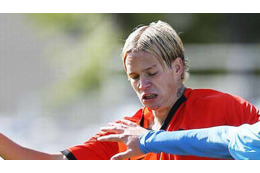 あの「神トラップ19歳」がまたやった！ビルから落下のボールを“吸い付き“ 画像