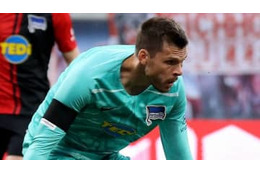 やっちまった…ヘルタ守護神「自分で投げ入れ失点」でがっくり 画像