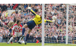 サッカー史上最高セーブ！？アーセナルを救った39歳シーマン、「神の手」がこれ 画像