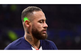 ネイマール、引き締まった肉体で自転車をカッ飛ばす 画像