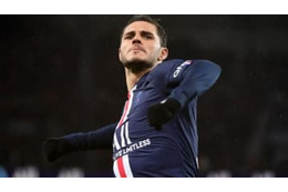 イカルディ、息子をプールに投げ込む 画像