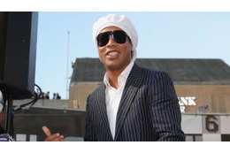 軟禁中のロナウジーニョ、ベランダで「I’ll be back」風に手を上げる 画像