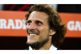 監督になったフォルラン、選手のためにせっせと工作する 画像