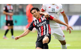 ファウルじゃねぇのか…長谷部がぶっ潰された「非情タックル」がこれ 画像