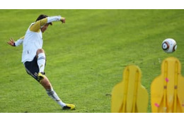 ワッキーも爆笑！俊輔だけには効かなかった「笑わせるFK妨害術」がおもしろい 画像