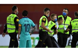 久保とメッシも仰天！？無観客なのに「驚きの客乱入シーン」がこれ 画像