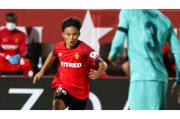 久保建英にボールは譲らん！至宝デヨングの「鬼スライディング」がえぐい 画像