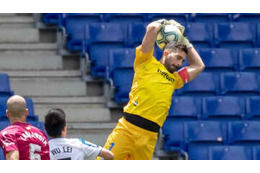 香川の同僚もやらかす…GKなのに「完全ハンドで一発退場」がこれ 画像