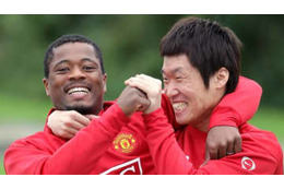 パク・チソンとエヴラ、親友になったのは「ウイイレ」のおかげ？ 画像