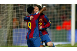 メッシのバルサ残留をどう思う？ 元相棒エトーはこう答えた 画像