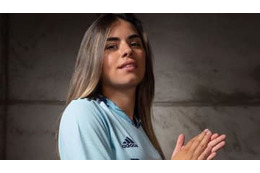 レアル女子の21歳GK、スポーツビキニでリフティング！ 画像