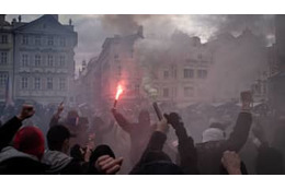 「2週間サッカー中断」のチェコ、市民が大暴走！警察と全面衝突 画像