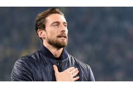 マルキージオ、犬にガン見されながら飯を食う 画像