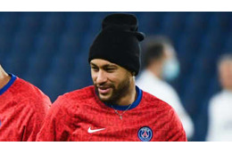 ネイマール、Pコートと真っピンクなスニーカーで現る 画像