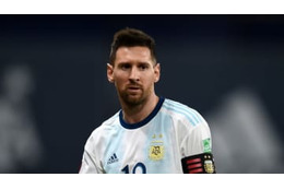 メッシの「当たり前リフティング」が話題！アグエロも反応する 画像
