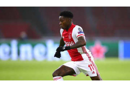 アヤックスFWプロメス、家族を刃物で刺して逮捕か 画像