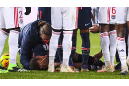 ネイマール、ピッチ上で号泣…「問題のタックルシーン」がこれ 画像