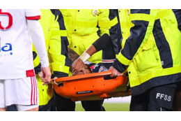 足首負傷で号泣のネイマール、最悪3か月離脱も 画像