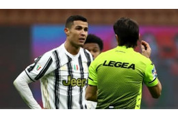  「見せてよ！」 36歳初ゴールのロナウド、主審のアレを覗き見する 画像