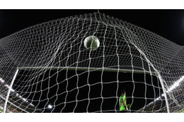 悲しきチリGK、「真下にボールを投げて」失点する…しかもすごいシュートで 画像