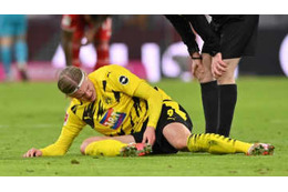 怪物ホーラン、バイエルン戦でロイスを首絞め（いい意味で！）だが足首流血で去る 画像