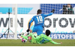 サッカー人生終わらす気か…ブンデスであった「両足殺人タックル」がこわすぎる 画像