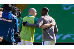 男気！セルティックの強面主将、人種差別された宿敵レンジャーズ選手にやさしかった 画像