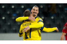 39歳イブラヒモヴィッチ、代表復帰戦での「仲間と仲良しシーン」がこちら 画像