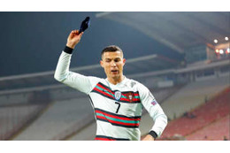 ロナウド、判定に激怒！キャプテンマークを叩きつけて試合から去る 画像