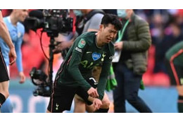 ソン・フンミン、号泣…デブライネたちが優しく慰める 画像