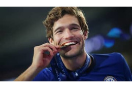 CL優勝後にチェルシー選手と熟睡ファンが遭遇！すると、こうなった 画像