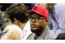 エヴラ、EURO特集動画で「司会＋レポーター＋変なファン」の3役をする 画像