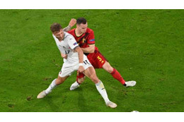 フェルマーレンも「立てよ」と怒る！イタリア代表インモービレのウソ演技が話題 画像