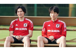 南野拓実、原口元気のパーマをイジる 画像