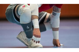 これぞ「背面神セーブ」！フットサルでの超絶技巧キーパーが話題 画像