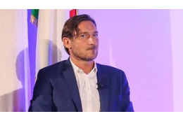 8人制で現役のトッティ、とんでもないミドルを叩き込む 画像