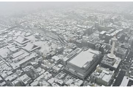 古都の街並みに大雪、白一面 画像