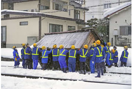 山形新幹線、線路に小屋落ちる 画像
