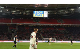 遠藤航ゴールの試合で衝撃事件…警備員がアウェイファンがボコボコに殴る 画像